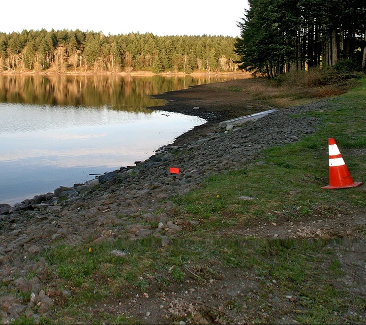 Reservoir shoreline and dam slope observed during Dam non-invasive monitoring, identifying seepage zones, moisture changes, and structural conditions to support early detection of internal erosion and potential failure pathways.