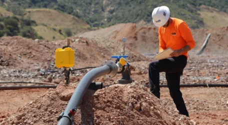 Technician installs monitoring line during Metallurgical monitoring, collecting subsurface data on hydraulic performance, pressure response, and internal behavior to support process optimization and informed operational adjustments within engineered mining materials.